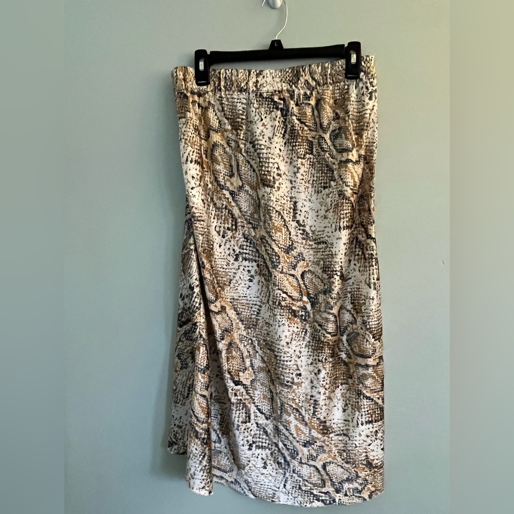 Veto Moda- Stitch Fix Brand.  Snake print silky material. Waist back is elastic.